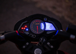 фото приборной панели мотоцикла Bajaj Pulsar NS200 